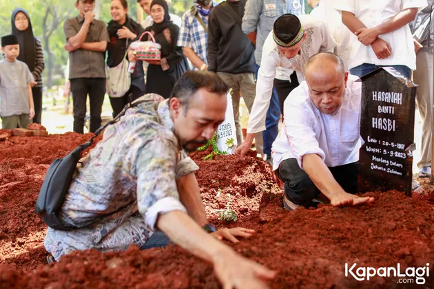 Pemakaman Ibunda Edwin Bejo