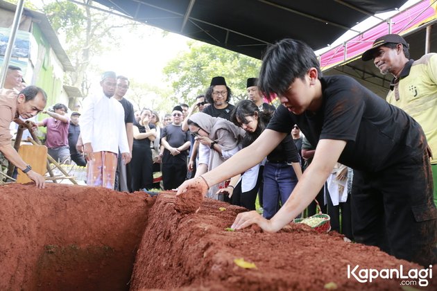 10 Portraits of the Funeral Atmosphere of Hilbram Dunar, Accompanied by the Sad Cries of Loss from Children to Friends