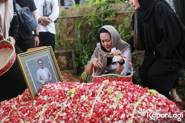 10 Portraits of the Funeral Atmosphere of Hilbram Dunar, Accompanied by the Sad Cries of Loss from Children to Friends