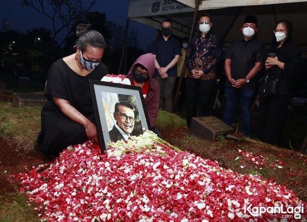 10 Portraits of Koes Hendratmo's Funeral Atmosphere, Filled with Grief and Tears from Family Members