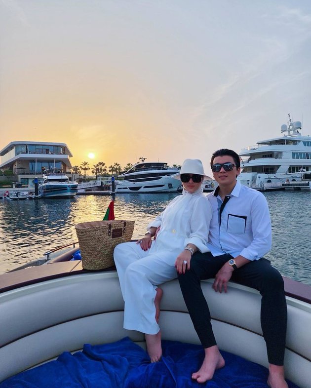 10 Portraits of Syahrini Enjoying the Beauty of Dubai City by Boat, Very Romantic Leaning on Reino Barack's Embrace