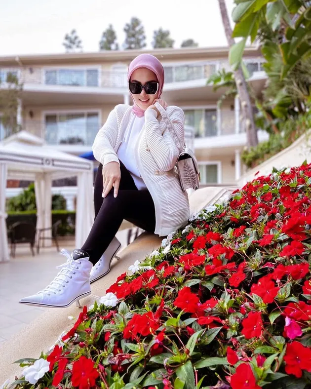 10 Photos of Syahrini 'Ngemper' in Various Countries, Still Classy While Carrying Expensive Bags - Latest Highlight on Her Shoes by Melly Goeslaw