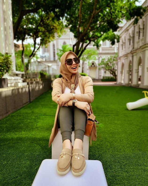 10 Photos of Syahrini 'Ngemper' in Various Countries, Still Classy While Carrying Expensive Bags - Latest Highlight on Her Shoes by Melly Goeslaw