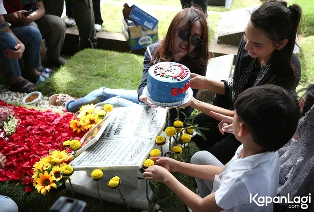 Tamara Tyasmara Ziarah ke Makam Dante