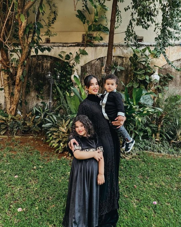 10 Potret Tasya Farasya Celebrating Eid al-Adha with Family, the Style of Her Beloved Child Whose Face is No Longer Hidden is Adorable