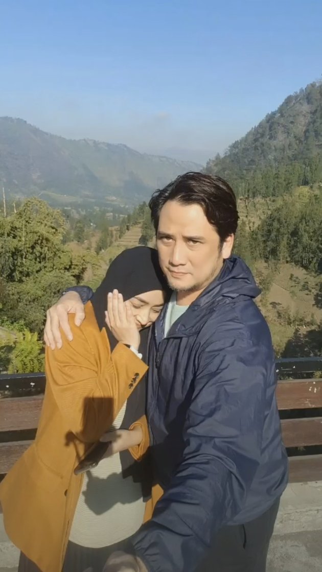 10 Photos of Tengku Firmansyah and Cindy Fatika Sari Showing Affection in Bromo, Working Feels Like Vacation - Eternal Youthful Appearance Becomes the Highlight