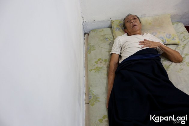 KLovers, begini nih kondisi terbaru dari Pak Ogah. Sejak sakit, ia lebih banyak berbaring di atas ranjang. 