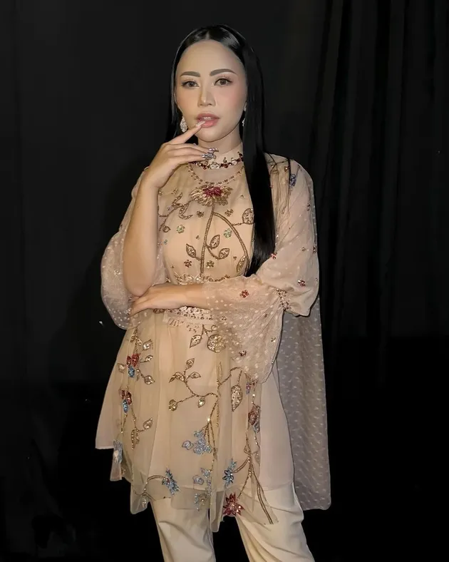 Inilah potret terbaru Rachel Vennya yang lagi-lagi jadi sasaran hujatan netizen. Seakan tak ada habisnya, kali ini haters berkomentar soal riasan makeup-nya.
