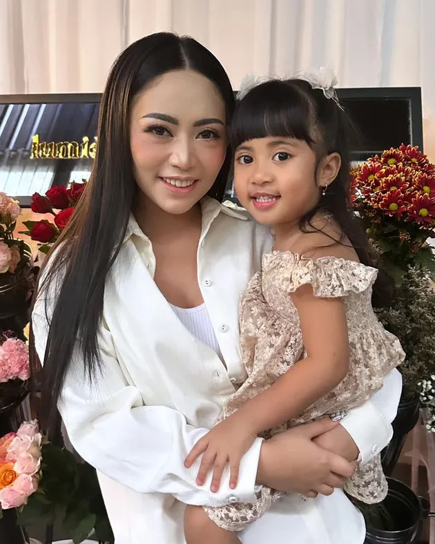 Makeup Rachel Vennya