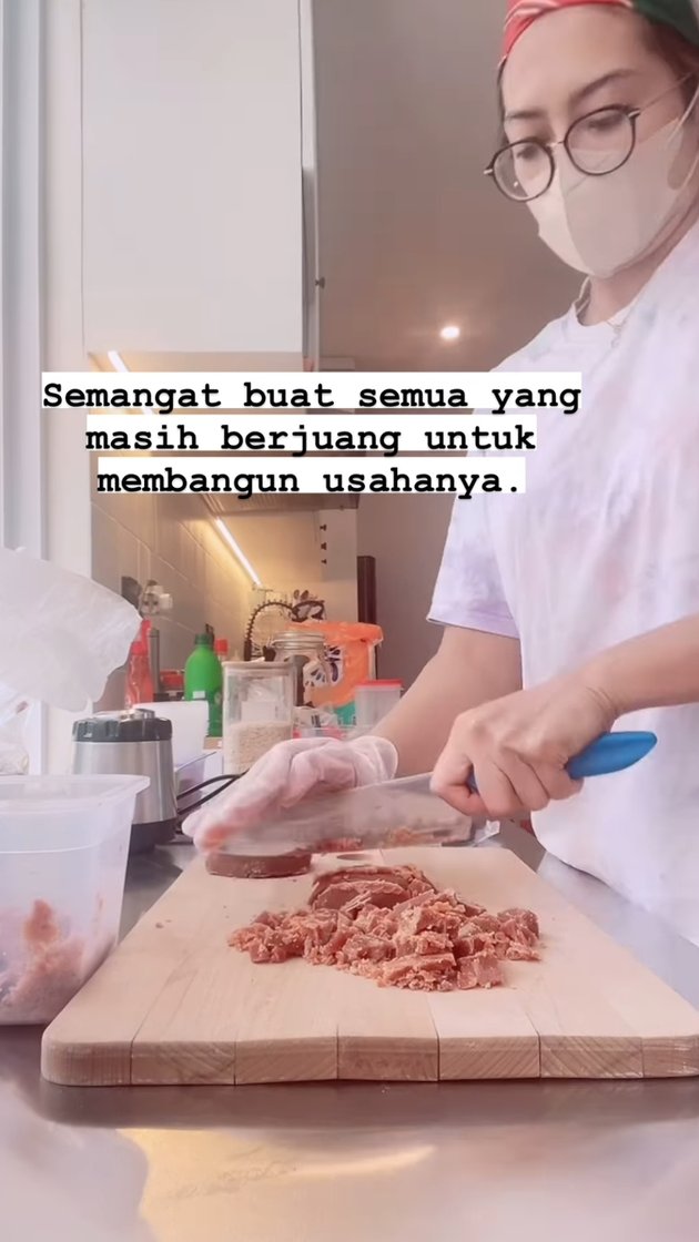 10 Latest Photos of Yenny AFI Who is Now Selling Rujak in Bali, Not Ashamed to Start a Business from Scratch - Cooking and Packaging the Merchandise Herself