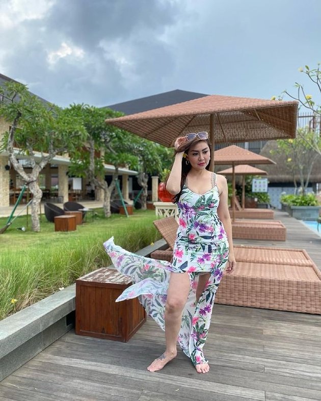 Begini nih potret Tessa Kaunang saat liburan beberapa waktu lalu. Ia tampil hot dengan dress bunga-bunga. 