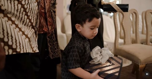 10 Portraits of Ukkasya, Zaskia Sungkar's Child, at Her Younger Sister's Engagement Event, Making Everyone Fall in Love as the Bearer of the Dowry