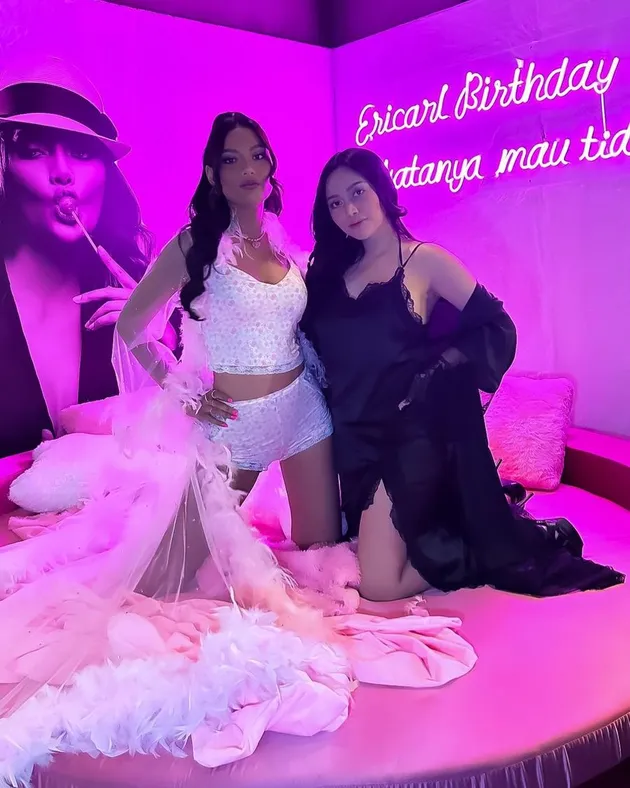 Pesta Ulang Tahun Erika Carlina ke-30