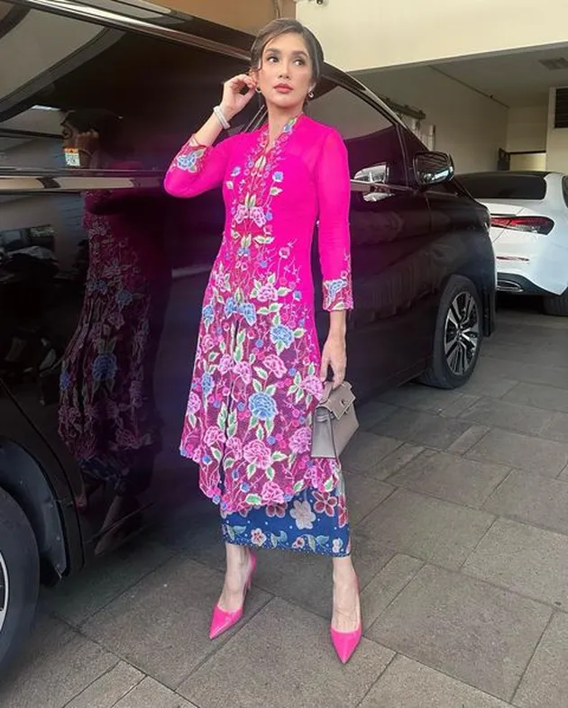 Ussy Sulistiawaty Cantik Pakai Kebaya