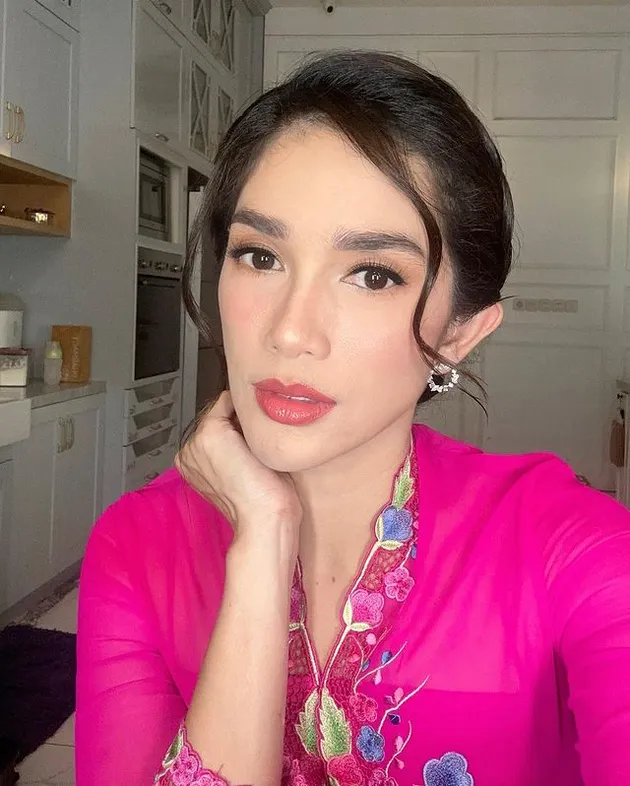 Ussy Sulistiawaty Cantik Pakai Kebaya