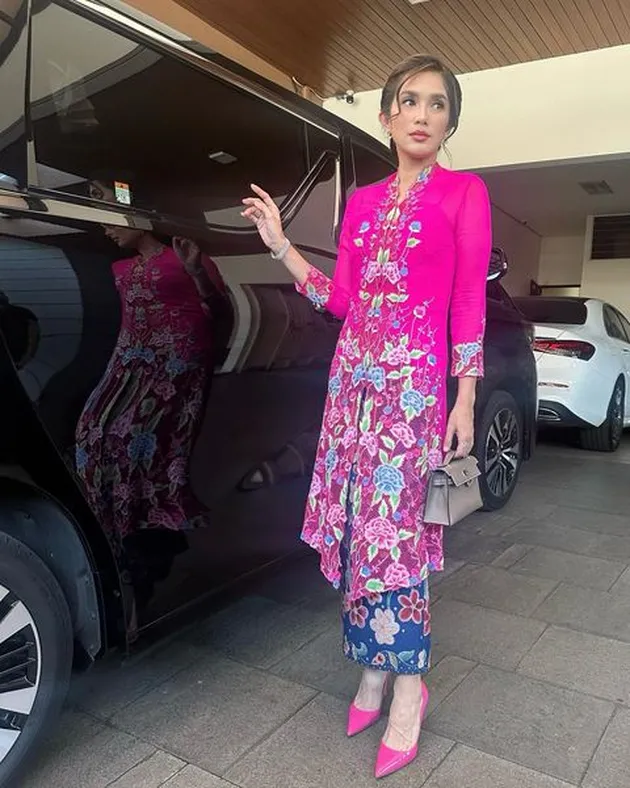 Ussy Sulistiawaty Cantik Pakai Kebaya