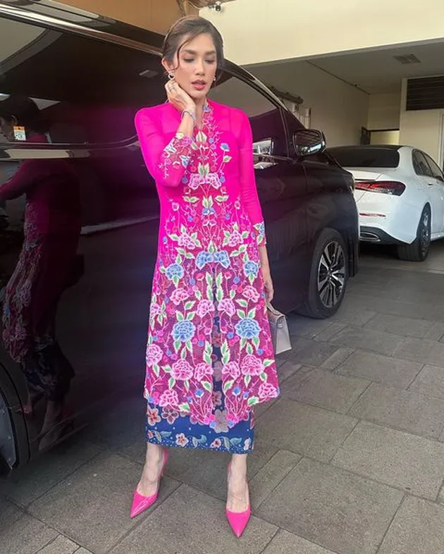 Ussy Sulistiawaty Cantik Pakai Kebaya