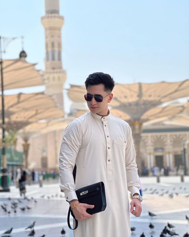 10 Portraits of Verrell Bramasta Performing Umrah, Netizens Criticize for Showing Off Expensive Bags - Still Going to the Gym and Threading Eyebrows in the Holy Land