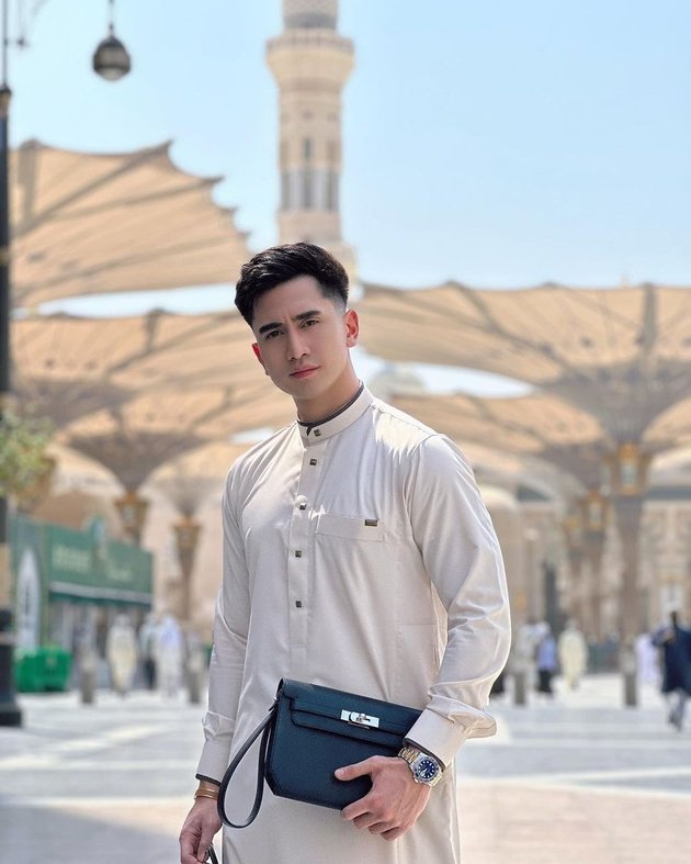 10 Portraits of Verrell Bramasta Performing Umrah, Netizens Criticize for Showing Off Expensive Bags - Still Going to the Gym and Threading Eyebrows in the Holy Land