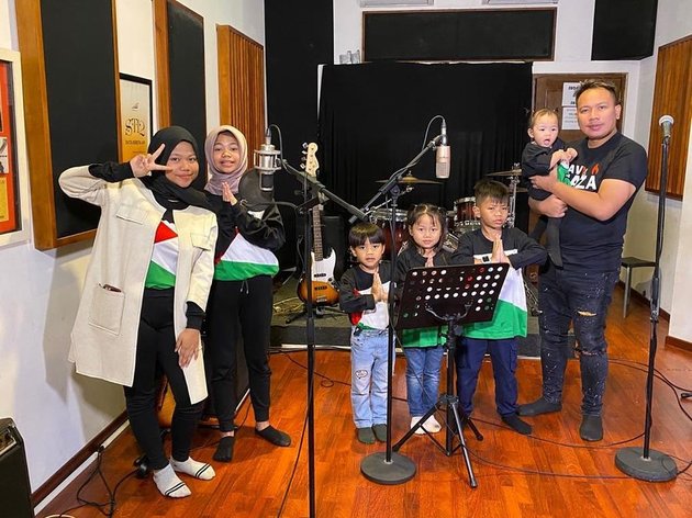 10 Potret Vicky Prasetyo and His Children That Rarely Get Highlighted, Happiness in Simplicity