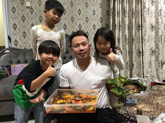 10 Potret Vicky Prasetyo and His Children That Rarely Get Highlighted, Happiness in Simplicity