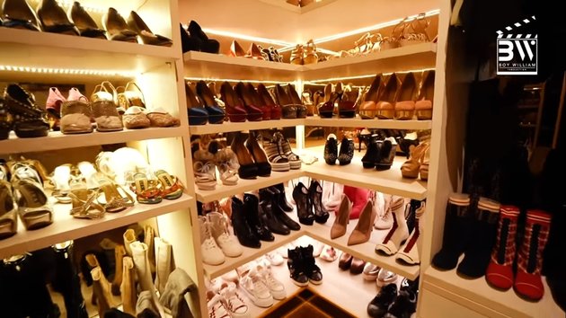 10 Photos of Rossa's Super Spacious Walking Closet, Filled with Neatly Arranged Branded Items Similar to a Boutique