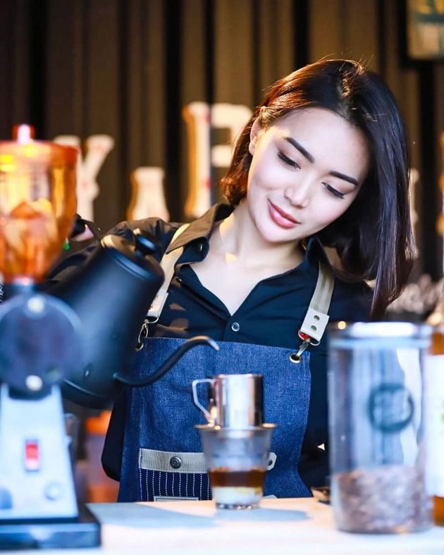 10 Portraits of Wika Salim 'Switching Profession' to Become a Coffee Maker, Preparing Coffee for Customers with a Sweet Smile