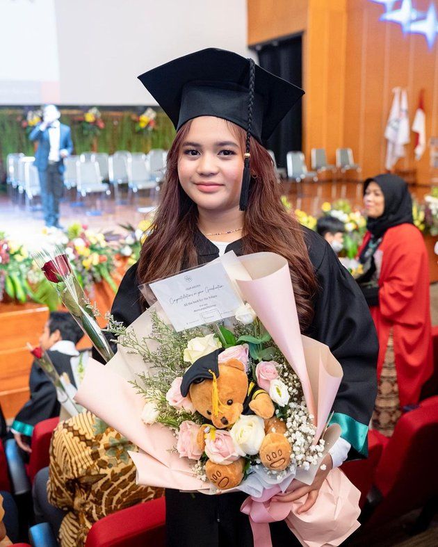 10 Portraits of Celebrity Children's Graduation, Putri Limbad Officially Becomes a Dental Medicine Graduate - Alleia Putri Ariel NOAH Gets a Surprise Instead