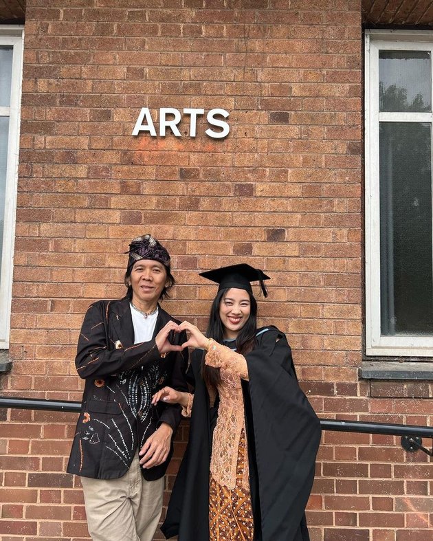 10 Portraits of Mezzaluna's Graduation, Bimbim Slank's Daughter, Graduating from the University of Birmingham - Her Appearance Receives Praise