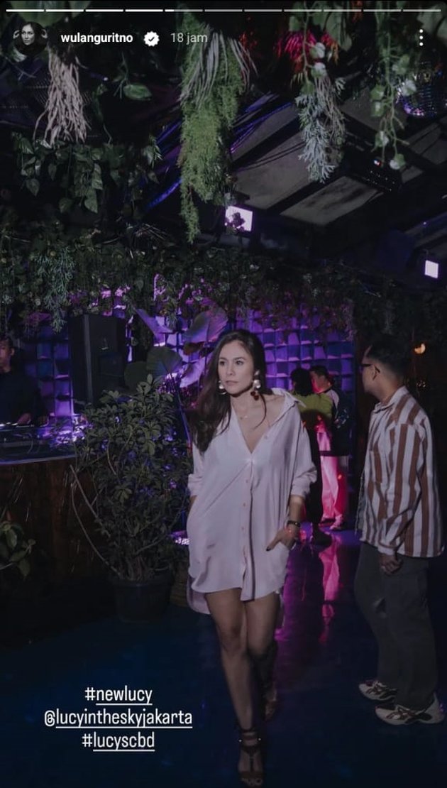 10 Photos of Wulan Guritno Attending a Party at Her Own Nightclub, Looking Intimate with Sabda Ahessa - Beautifully Wearing a White Shirt with Open Buttons