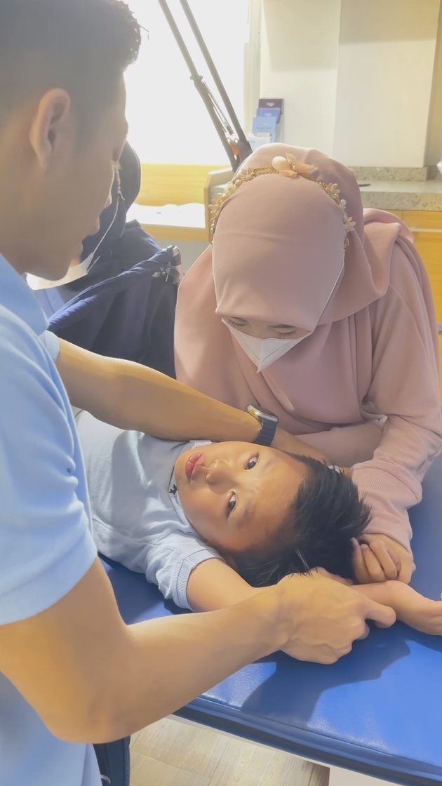 10 Portraits of Yusuf Putra Larissa Chou's Circumcision, Accompanied by Adoptive Mother and Father - Alvin Faiz Comes to Visit with Wife and Child