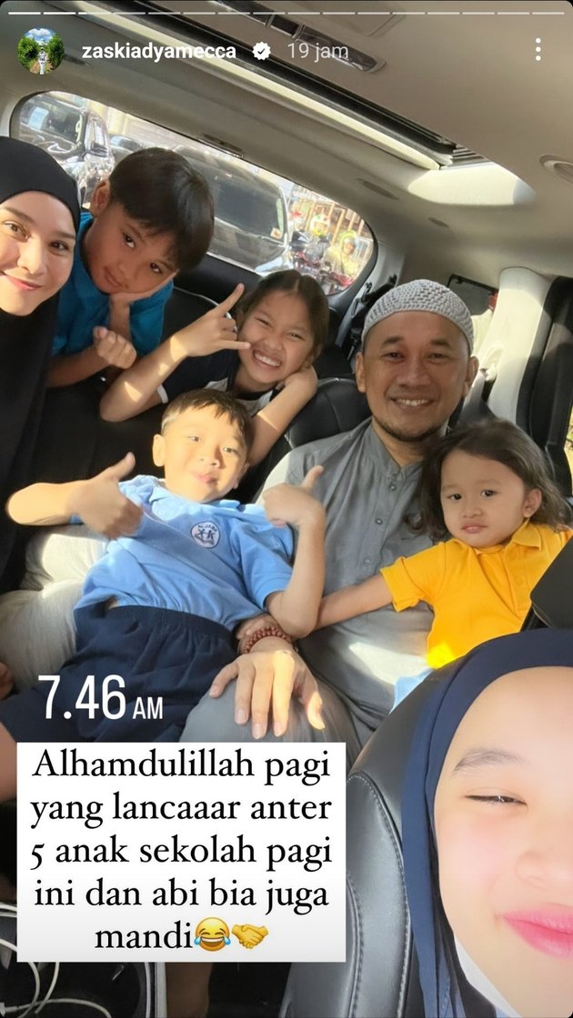10 Portraits of Zaskia Adya Mecca and Hanung Bramantyo Taking Their Five Children to School, the Youngest Cries on the First Day of School