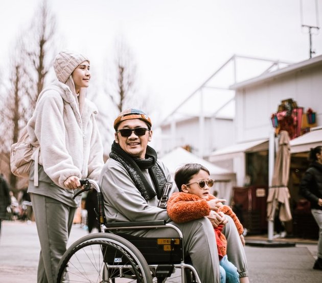 10 Photos of Zaskia Adya Mecca's Vacation in Japan, Full Squad with Six Children - Hanung Bramantyo Uses a Wheelchair