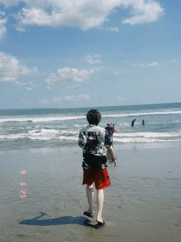 Potret Zico kunjungi pantai di Bali