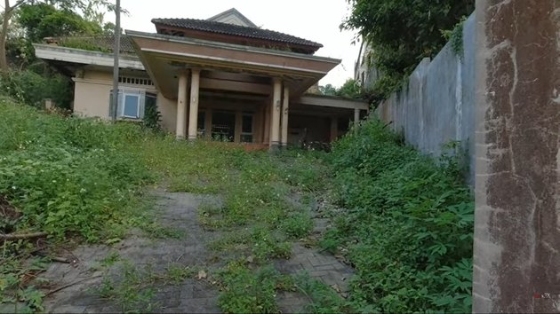 10 Abandoned and Neglected Celebrity Houses for Years, Feels Spooky and Scary