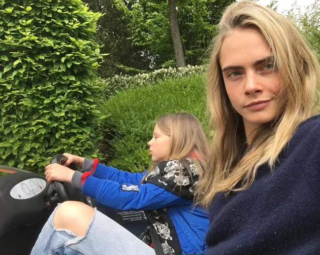 Selebriti Dengan Wajah Tak Sesuai Umur