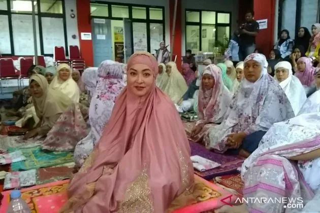 seleb masuk penjara, seleb cewek masuk penjara