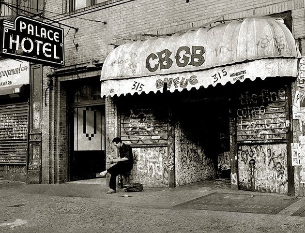 CBGB adalah tempat legendaris pertama yang sempat beken di era tahun 1973 silam. Tempat ini bisa dibilang menjadi rumahnya band-band punk. Ramones, The Strokes hingga Green Day adalah beberapa band yang pernah tampil di tempat yang ada di Amerika ini.