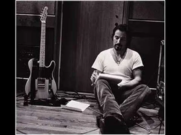 Siapa yang tidak tahu dengan Bruce Springsteen? Yap, sosok yang memberi pengaruh pada ranah musik folk hingga rock ini sempat merilis single yang dikemas dalam format vinyl, Spirit In The Night. Menurut Discogs, saat ini single tersebut dimiliki oleh 2 orang di dunia dan harganya berkisar US$ 5,015 atau sekitar 66 juta rupiah. Layak untuk dimiliki bukan?
