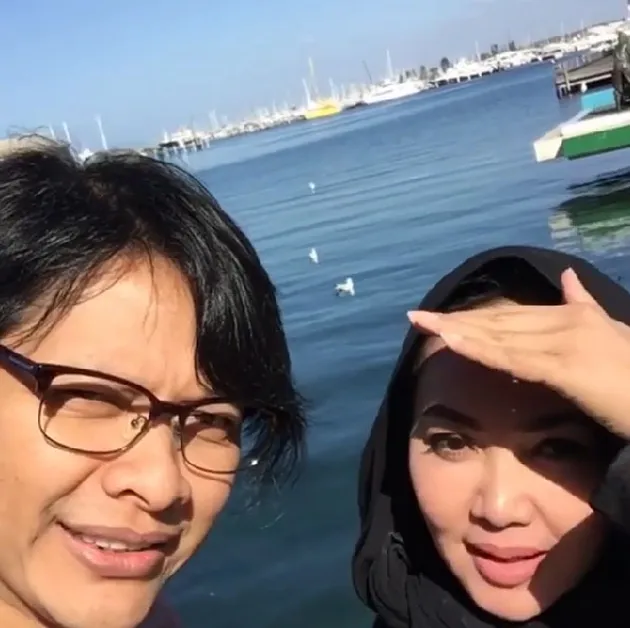 10 Vokalis Band Indonesia Dengan Pasangan Cantik Menawan