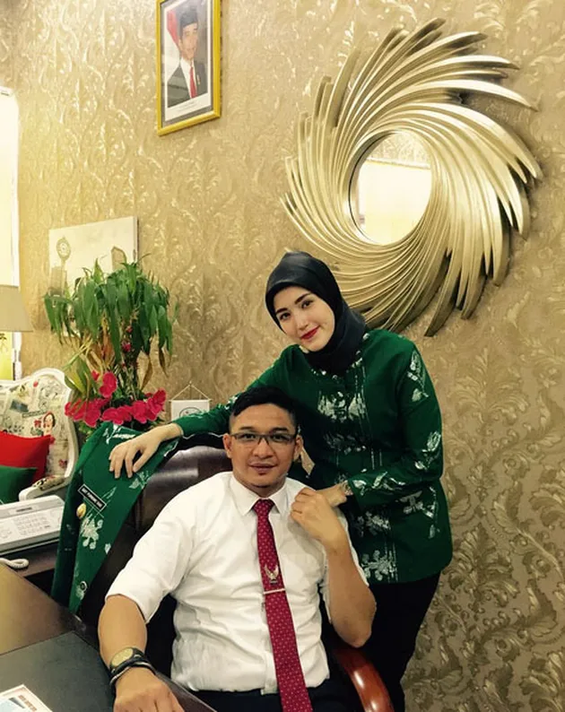 10 Vokalis Band Indonesia Dengan Pasangan Cantik Menawan