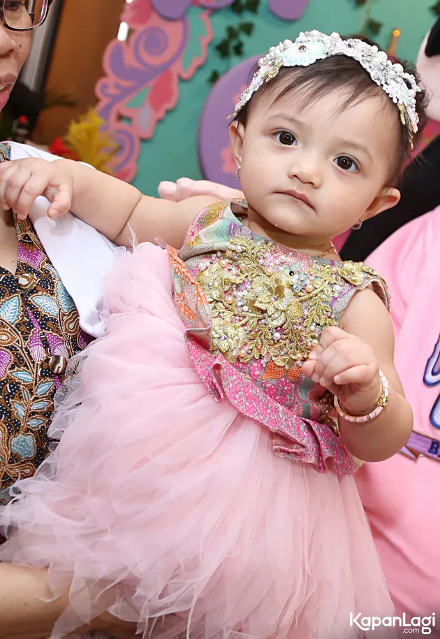 11 Nama Unik Anak Artis, Susah Dibaca Sampai Bingung ...
