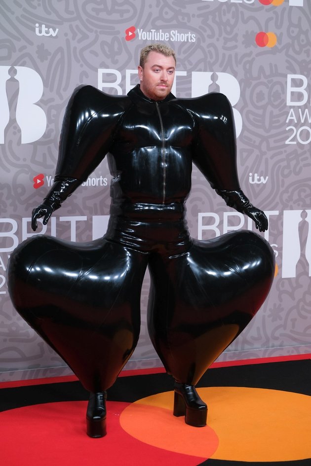 Yang pertama ada Sam Smith. Muncul dengan mengenakan baju balon yang terbuat dari bahan lateks, penampilan Sam ini berhasil viral dan menuai banyak kritik pedas dari netizen.