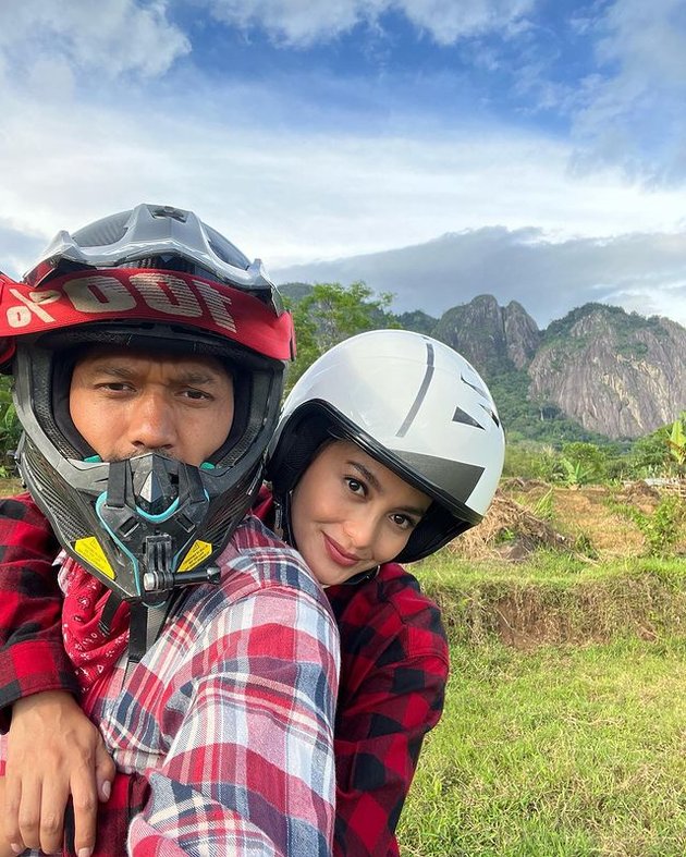 11 Intimate Photos of Ririn Ekawati and Ibnu Jamil While Vacationing and Shooting, Such Couple Goals!