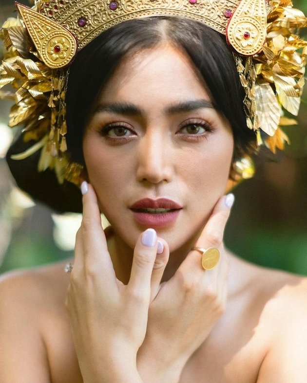 Jessica Iskandar memilih baju adat Bali sebagai salah satu kostum preweddingnya. Ia melakukan pemotretan bersama studio Axioo Bali baru-baru ini.