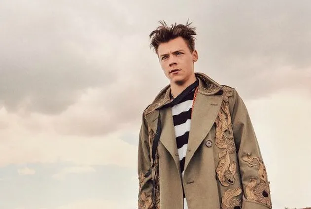 Dan yang terakhir, ia mendapatkan momen yang sangat menarik ketika syuting klip 'Sign of the Times'. Video ini menjadi momen perdana tubuh Harry Styles dibuat melayang tinggi.
