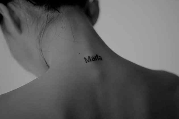 Kali ini ada Hwasa MAMAMOO yang juga punya beberapa tato. Termasuk dengan tulisan 'Maria' di leher bagian belakang.