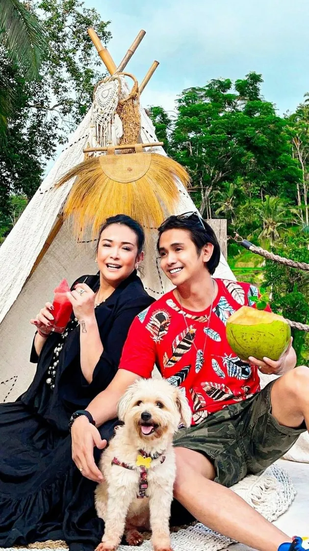 Pasangan selebritis beda usia