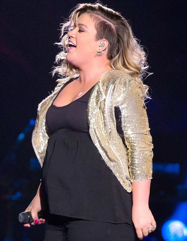 11 Penyanyi Dunia Ini Tetap Semangat Manggung Walau Berbadan Dua