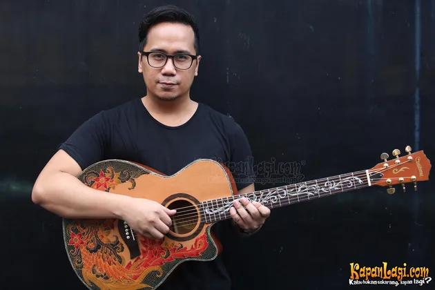 Siapa yang gak kenal dengan Adera? Lagunya yang berjudul 'Lebih Indah' ini emang sempat booming beberapa tahun lalu. Oh ya, pria 30 tahun ini juga identik sebagai penyanyi yang pakai kacamata lho.